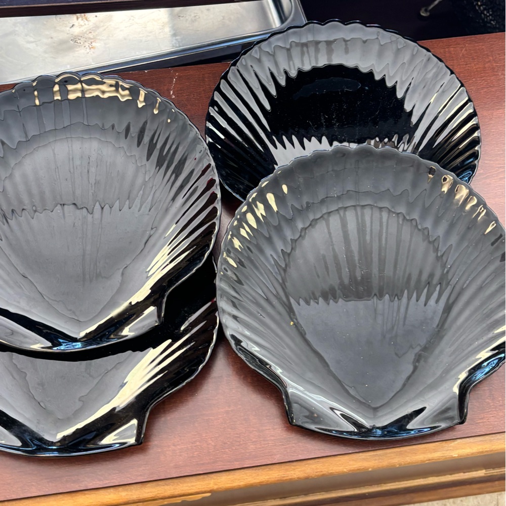 Set of 4 vintage Arcoroc Coquillage black glass seashell plates